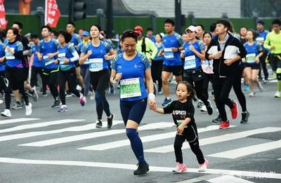2018杭州國際馬拉松歡樂開跑 各路“神仙”現身長跑現場