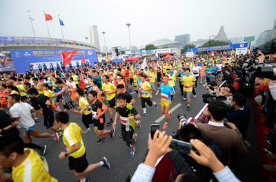 杭州國際馬拉松賽鳴槍開跑 3萬余名選手參加